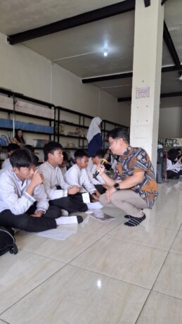 SOSIALISASI: Kabid Pembinaan SMP sekaligus Ketua PPKSP Kota Palangka Raya M Aswan saat membincangi siswa pada saat sosialisasi  pencegahan kekerasan di lingkungan sekolah.