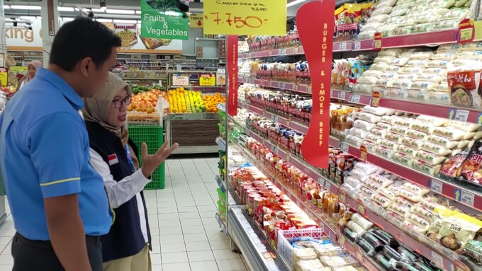 BPOM Kalteng bersama instansi terkait melakukan sidak ke beberapa pusat perbelanjaan di Kota Sampit, Rabu (12/3/2025).MIFTAH/KALTENG POS