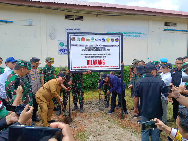 Petugas gabungan dan sejumlah pejabat kementerian saat menyita lahan salah satu perusahaan di Kabupaten Kotim, Selasa (18/3/2025). MIFTAH/KALTENG POS