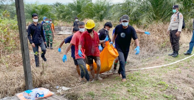 Proses outopsi jenazah Parni.MIFTAH/KALTENG POS
