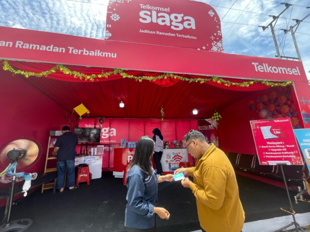 TELKOMSEL SIAGA :Beragam promo, Posko Siaga RAFI yang tersebar di seluruh wilayah Kalimantan, dan ragam kontribusi sosial juga dihadirkan untuk pelanggan.