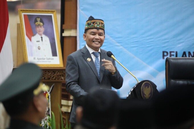 MENGAJAK: Gubernur Kalteng, H Agustiar Sabran ajak stakeholder bersinergi untuk membangun Kalteng saat membacakan sambutannya pada pelantikan Bupati dan Wakil Bupati Lamandau di aula Jayang Tingang Kantor Gubernur, Senin (24/3/2025). DISKOMINFO KALTENG