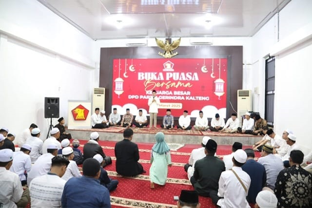 SAMBUTAN: Gubernur H Agustiar Sabran saat menghadiri buka puasa bersama DPD Partai Gerindra Kalteng di Kantor DPD Partai Gerindra Kalteng, Sabtu (22/3/2025). DISKOMINFO KALTENG