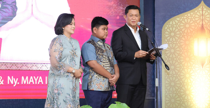 Irjen Pol Iwan Kurniawan bersama istri dan anak