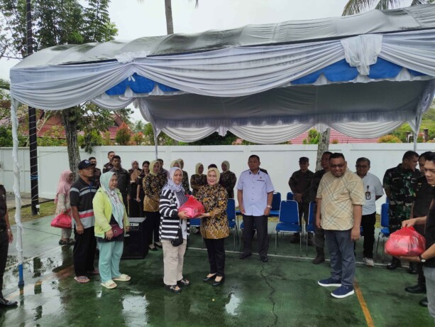 BAKTI SOSIAL: Ketua IAD Wilayah  Kalteng Ny Dessy Mugopal menyerahkan secara simbolis paket Pasar Murah kepada warga disaksikan Kajati Kalteng Dr Undang Mugopal SH MHum,  Direktur Jenderal Prasarana dan Sarana Pertanian Kementerian Pertanian, Andi Nuralam