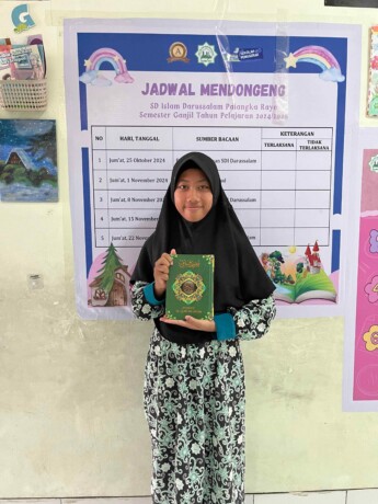 BERTEKAD: Farhana Almahira Aolani, punya cita-cita hafal 30 Juz Al-Qur’an dalam beberapa tahun ke depan. DHEA/ KALTENG POS