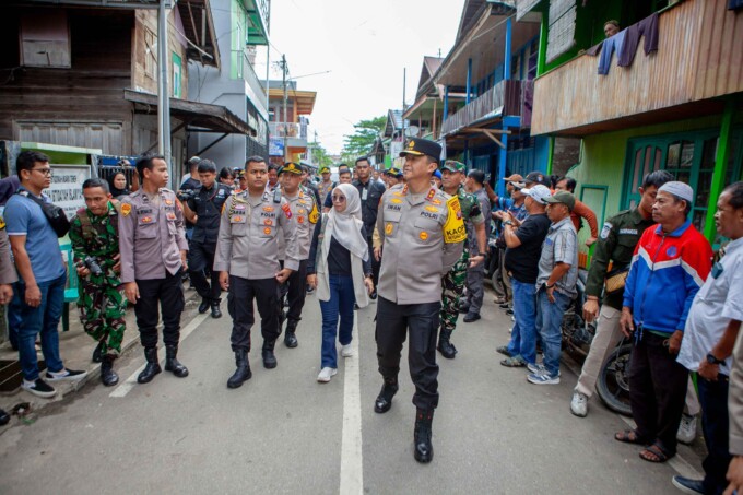 CEK LANGSUNG: Kapolda Kalteng, Irjen Pol Iwan Kurniawan, turun langsung meninjau pelaksanaan PSU di TPS 01 di Kelurahan Melayu, Kota Muara Teweh, Sabtu (22/3/2025). ARIEF PRATAMA/ KALTENG POS