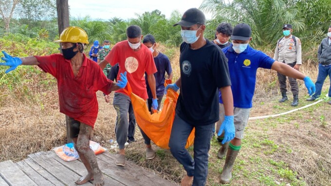 Proses outopsi terhadap jenazah Parni di pemakaman umum Desa Rawa Sari berlangsung lancar. MIFTAH/KALTENG POS