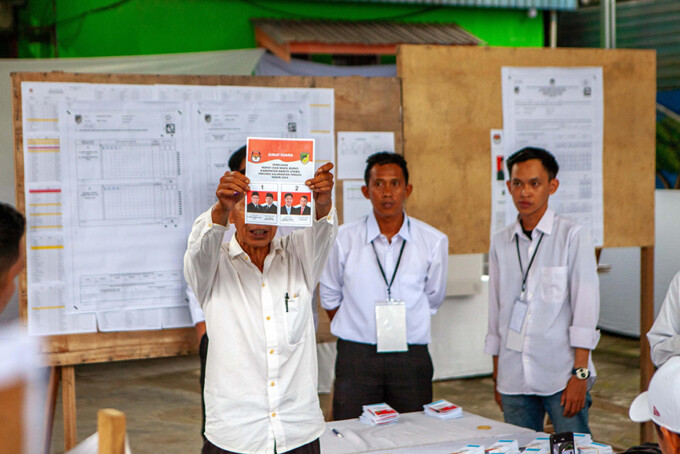 Proses penghitungan suara PSU Pilkada Batara di TPS 01 Kelurahan Melayu, Sabtu (22/3/2025). ARIEF PRATHAMA/KALTENG POS