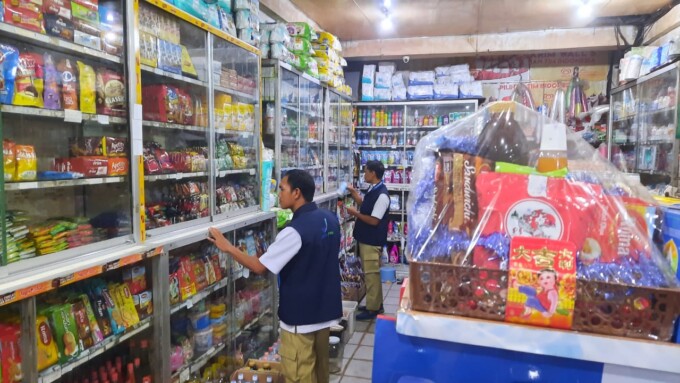 Tim BBPOM Palangka Raya melakukan pengawasan pada salah satu toko di PPM Kota Sampit, beberapa waktu lalu. BPOM UNTUK KALTENG POS