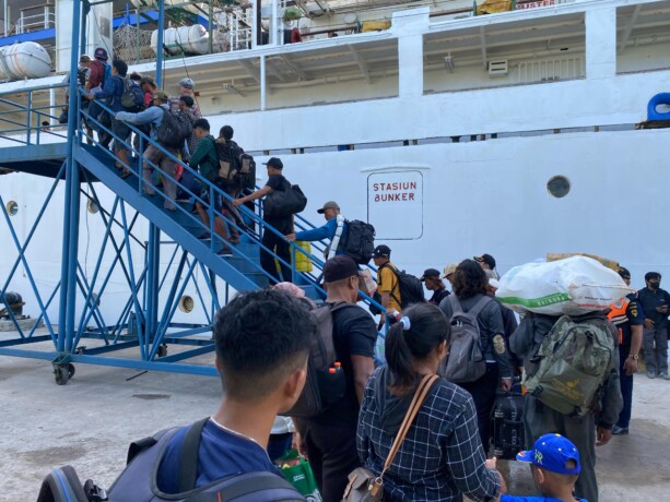 Para pemudik antre memasuki kapal yang akan berlayar menuju Pelabuhan Tanjung Emas, Semarang, Senin (24/3/2025). MIFTAH/KALTENG POS