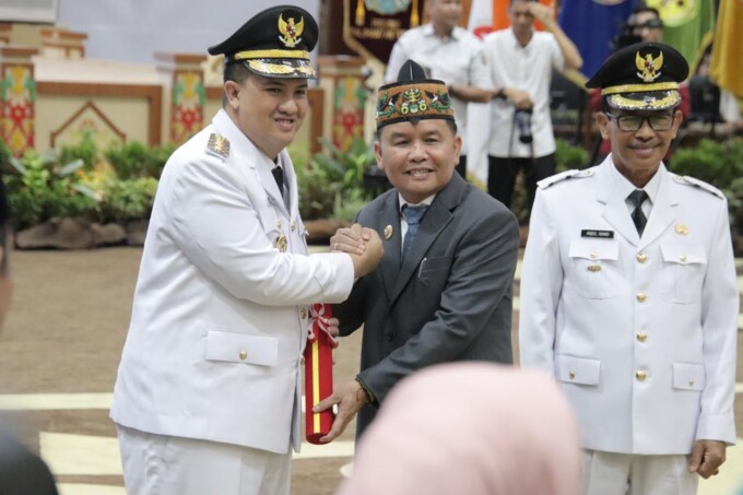 Gubernur Kalteng H Agustiar Sabran melantik Rizky Aditya Putra dan Abdul Hamid menjadi Bupati dan Wakil Bupati Lamandau periode 2025-2030 di Aula Jayang Tingang, Kantor Gubernur Kalteng, Senin (24/3/2025).DISKOMINFO KALTENG UNTUK KALTENG POS