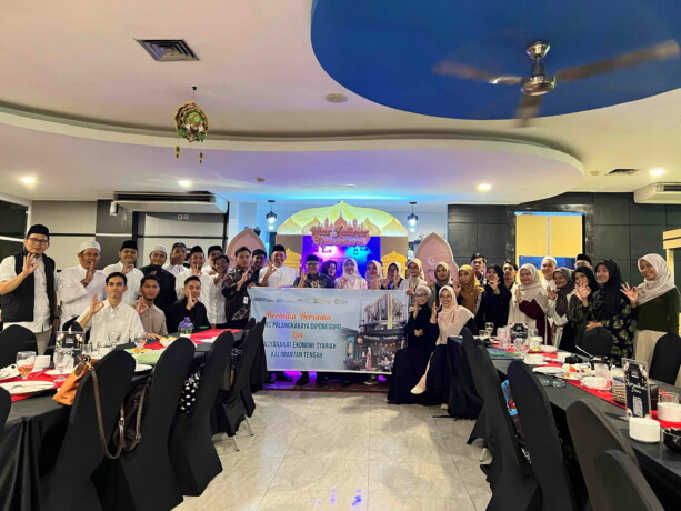 BUKA PUASA :  BSI Palangka Raya bersama dengan Pengurus MES Kalteng melaksanakan buka puasa bersama dalam rangkat meningkatkan sinergi keduanya untuk penguatan ekonomi syariah.