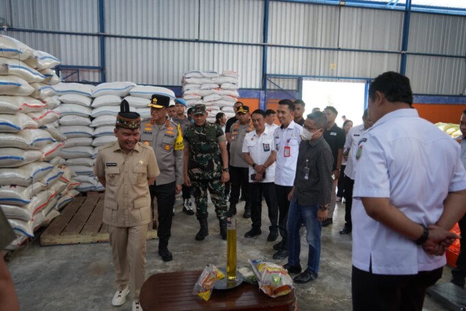 Gubernur Kalteng H Agustiar Sabran, Kapolda Irjen Pol Iwan Kurniawan, dan Danrem 102/Pjg Brigjen TNI Wimoko melakukan sidak ke gudang Bulog, Jalan Tjilik Riwut, Palangka Raya, Rabu (26/3).