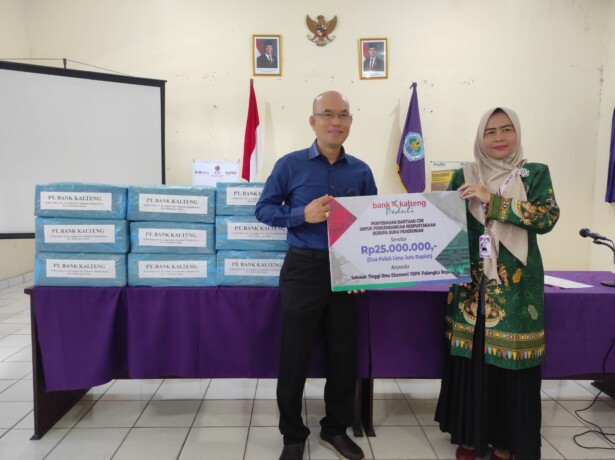 Pemimpin Departemen Komunikasi dan CSR Bank Kalteng Tajudinnor Asra (kiri) secara simbolis menyerahkan bantuan CSR kepada Ketua STIE YBPK Vivi Pancasari Kusumawardani.ANISA/KALTENG POS