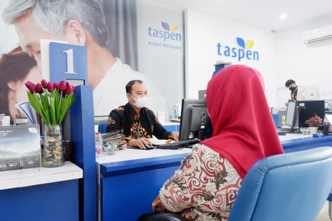 Karyawan PT TASPEN (Persero) sedang melayani peserta