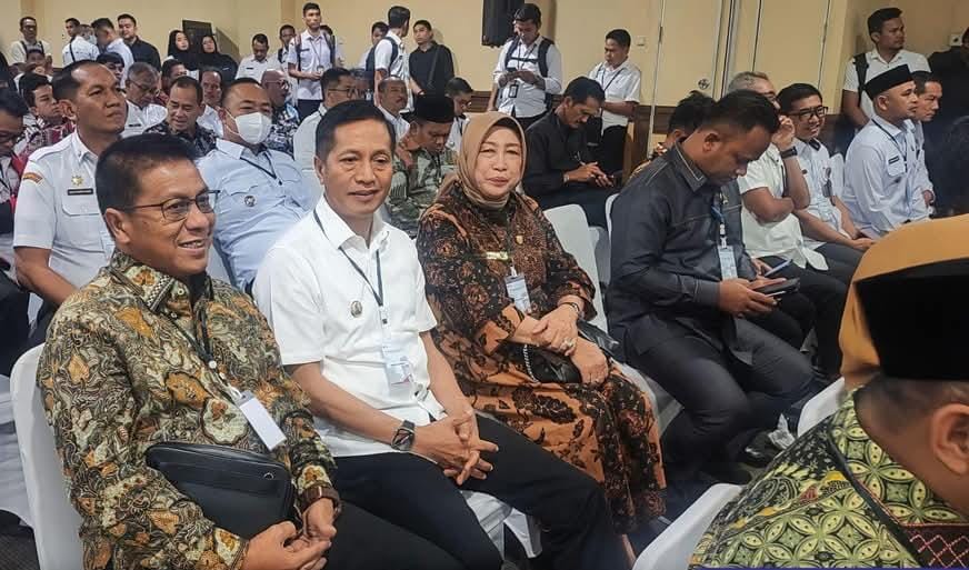 RAKOR PENGUATAN: Pj Bupati Barito Utara, Drs Muhlis (dua dari kiri) didampingi Ketua DPRD Hj Mery Rukaini menghadiri Rapat Koordinasi (Rakor) Penguatan Kepala Daerah, di Jogja Expo Center Daerah Istimewa Yogyakarta, Rabu (19/3/2025). DISKOMINFOSANDI UNTUK