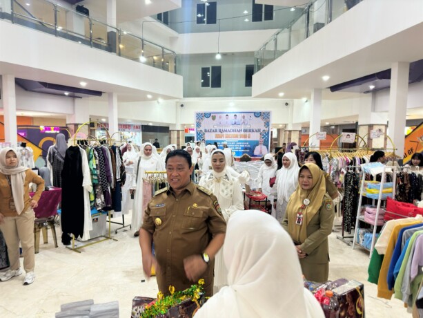 BAZAR : Wakil Gubernur Kalteng Edy Pratowo di dampingi asisten II Sri Widanarni dan Ketua DPD IWAPI Kalteng Asti Rizky saat meninjau Bazar Ramadan Berkah IWAPI Kalteng, di Auditorium Palma Senin, (10/3/2025) sore. CECEP/KALTENG POS