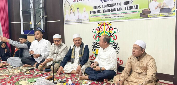 KEBERSAMAAN : Kepala Dinas Lingkungan Hidup Provinsi Kalteng Joni Harta (dua dari kanan) saat buka puasa bersama seluruh pegawai, karyawan lingkup DLH Kalteng bersama anak panti asuhan di Aula DLH Kalteng, Selasa (18/3).