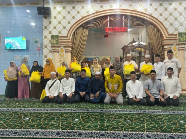 BERBAGI: Kepala BPPRD Palangka Raya Emi Abriyani bersama beberapa kepala Dinas/Badan Pemko menyerahkan bantuan untuk masyarakat terdampak banjir, Kamis malam (20/3/2025). BUDHI SEPRATAMA PUTRA/ KALTENG POS
