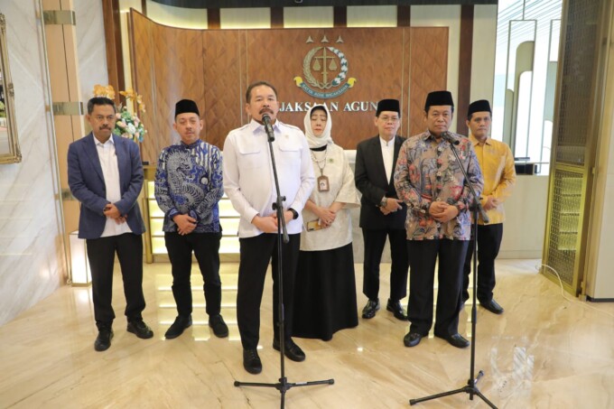 SILATURAHMI: Jaksa Agung Republik Indonesia ST Burhanuddin menerima kunjungan Wakil Ketua MUI K.H. Marsudi Suhud di Gedung Utama Kejaksaan Agung, Kamis (20/3/2025). KEJAKSAAN