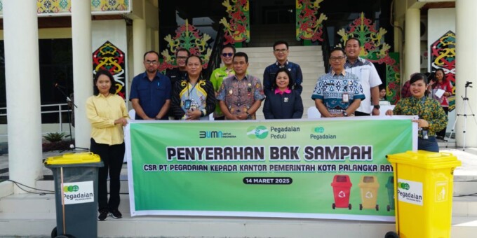 CSR: Wakil Wali Kota Palangka Raya, Achmad Zaini menerima bantuan CSR dari PT Pegadaian berupa 12 bak sampah, di Kantor Wali Kota Palangka Raya, belum lama ini. IST