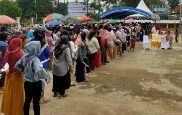 ANTUASIAS : Sejumlah warga nampak mengantre mengikuti program sembako murah yang digelar oleh Pemkab Lamandau, belum lama tadi. HUMAS UNTUK KALTENG POS