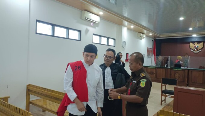 VONIS: Terdakwa Arick Pramana usai menjalani sidang vonis di PN Palangka Raya. Jaksa langsung melakukan upaya banding setelah mendengar vonis 21 bulan kepada terdakwa. AGUS JAYA/KALTENG POS