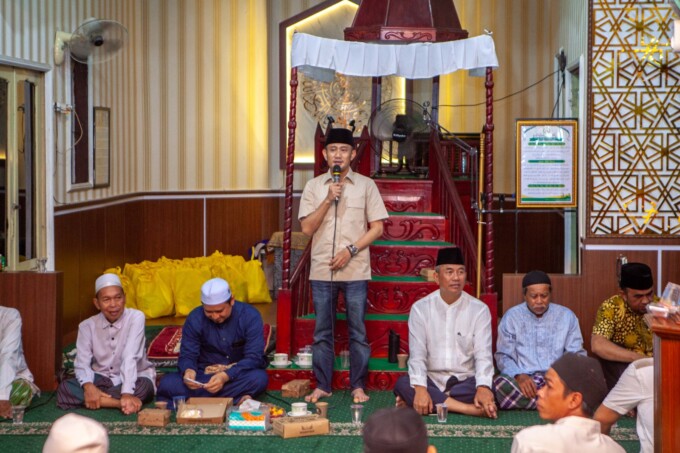 MENGHADIRI: Wali Kota Palangka Raya, Fairid Naparin saat menghadiri buka puasa bersama dengan masyarakat Mendawai di Masjid Shilahul Mu’minin, Senin (17/3/2025). ARIEF PRATHAMA/ KALTENG POS