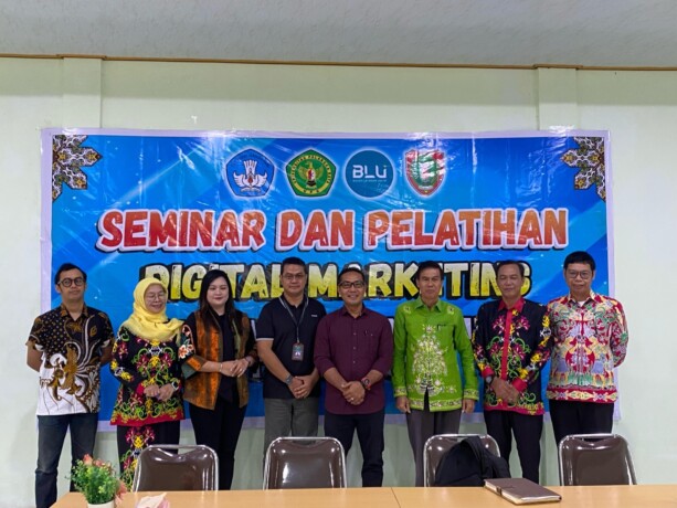 FOTO BERSAMA : Kepala DPMD Kotim Raihansyah saat foto bersama pada seminar digital marketing, Sabtu (15/3/2025). MIFTAH/KALTENG POS     