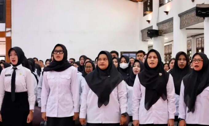 SIAP : Para peserta CPNS dan PPPK Kotim saat menerima SK pengangkatan CPNS, belum lama ini. PROKOPIM UNTUK KALTENG POS