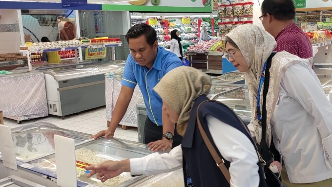 MENGECEK : Tim gabungan Pemkab Kotim bersama BPOM pengecek makanan dan minuman di salah satu swalayan di Kota Sampit, Rabu (12/3/2025) lalu. MIFTAH/KALTENG POS