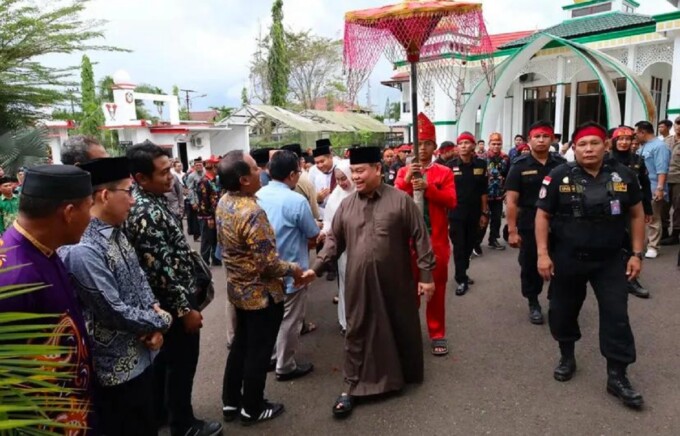 PENYAMBUTAN : Bupati Kotim Halikinnor saat disambut sejumlah pejabat usai dilantik Presiden Prabowo Subianto, beberapa waktu lalu. PROKOPIM UNTUK KALTENG POS