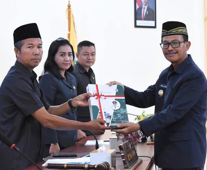 SAMPAIKAN LKPJ : Wakil Bupati Lamandau, Abdul Hamid, menyampaikan LKPJ Bupati, kepada DPRD Lamandau, di ruang Rapat Paripurna DPRD Lamandau, Rabu (26/3/2025). HUMAS UNTUK KALTENG POS