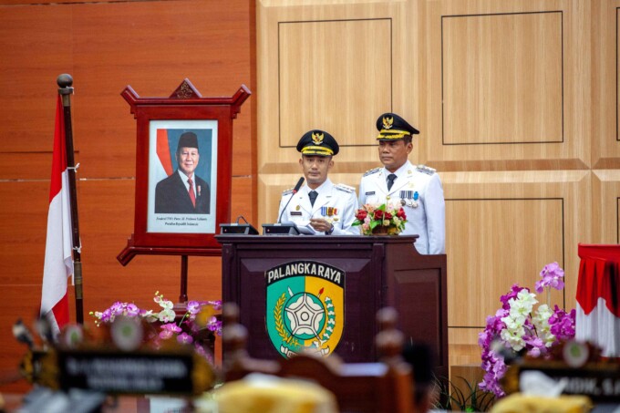SAMBUTAN: Wali Kota dan Wakil Wali Kota Palangka Raya, Fairid Naparin dan Achmad Zaini saat menyampaikan pidato perdana di Gedung Paripurna DPRD Kota Palangka Raya, Rabu (5/3/2025). ARIEF PRATAMA/ KALTENG POS