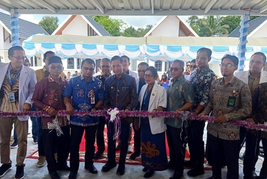 PERESMIAN: Pj Bupati Barito Utara, Drs Muhlis meresmikan sebanyak 10 unit perumahan dinas untuk dokter spesialis di Kompleks Rumah Sakit Umum Daerah (RSUD) Muara Teweh, Jumat (14/3/2025). DISKOMOSANDI UNTUK KALTENG POS
