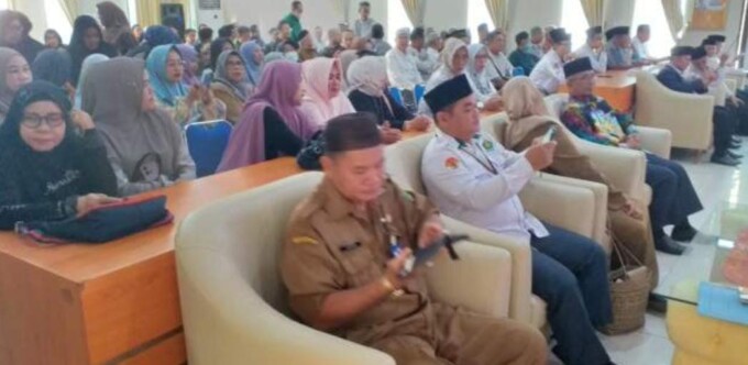 BIMBINGAN MANASIK: Calon jemaah haji Barito Utara foto bersama usai pembukaan manasik haji, di Wula Bappedalitbang, Selasa (18/3/2025). DISKOMOSANDI UNTUK KALTENG POS