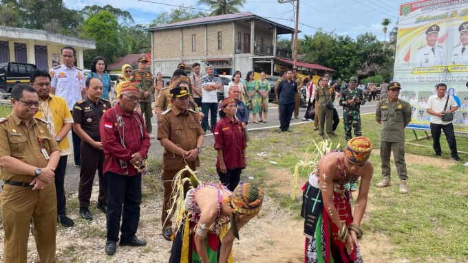 DISAMBUT: Wakil Bupati Barsel, Khristianto Yudha (dua dari kiri) saat tiba di Kecamatan GBA untuk menghadiri Musrenbang tingka kecamatan, Selasa (18/3/2025). KOMINFO UNTUK KALTENG POS