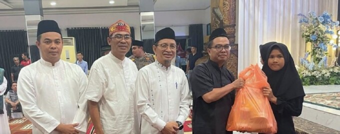 SERAHKAN BANTUAN: Anggota DPRD Barito Utara, Jiham Nur (satu dari kiri) mendampingi menyerahkan bantuan untuk panti asuhan, Rabu (19/3/2025). HUMAS UNTUK KALTENG POS