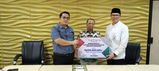 Direktur Pemasaran dan Bisnis Marzuki (paling kiri), saat menerima secara simbolis bantuan CSR kepada Kepala Cabang BPJS Ketenagakerjaan Palangka Raya, Subhan Adinugroho (kanan), Rabu (26/3/2025).