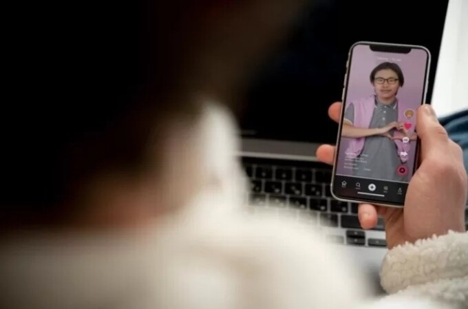 Ilustrasi penggunaan gadget.