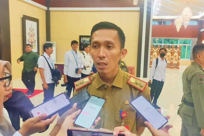 RENO SAPUTRA/KALTENG POS  MINYAK KITA : Kepala Dinas Perdagangan dan Perindustrian Provinsi Kalimantan Tengah, Rangga Lesmana ketika menemui awak media, memberikan penjelasan terkait isu pengurangan Volume Minyak Goreng Subsidi “Minyak Kita” di Kantor Gub