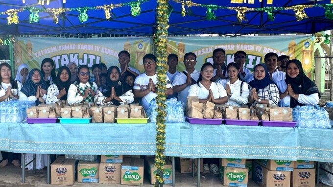 Yayasan Anwar Karim IV PT Sukajadi Sawit Mekar membagikan takjil kepada masyarakat Desa Sebabi, Sabtu (8/3/2025).