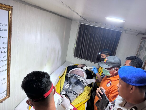 Para petugas kapal DLU dan polisi melakukan evakuasi terhadap penumpang yang meninggal, Senin (3/3/2025).