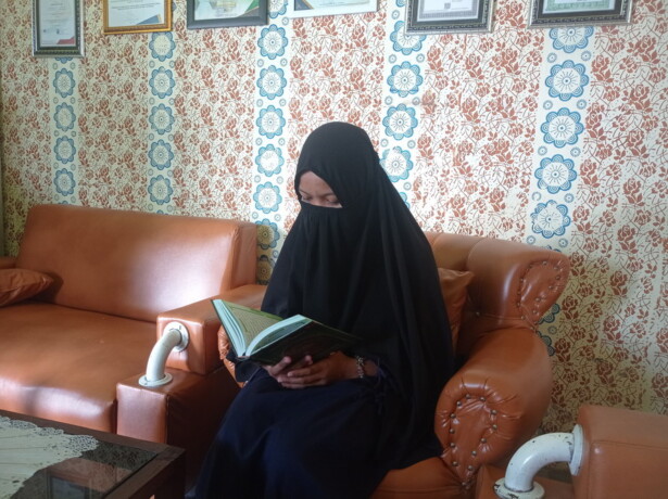 Ariefha ketika membaca Al-qur’an untuk memperkuat hafalannya.  