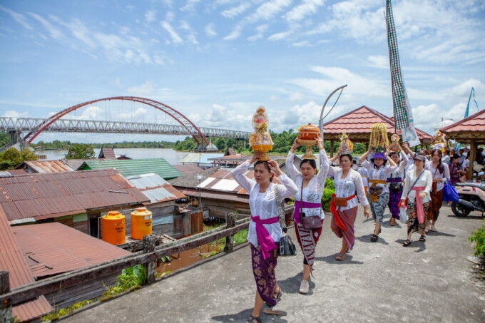 Umat Hindu di Kota Palangka Raya menggelar upacara melasti di tepian Sungai Kahayan, Rabu (26/3).FOTO: ARIEF PRATHAMA/KALTENG POS