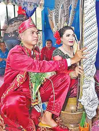 DUDUK DI GONG: Salah satu ritual perkawinan umat Hindu Kaharingan yang diduga diklaim.