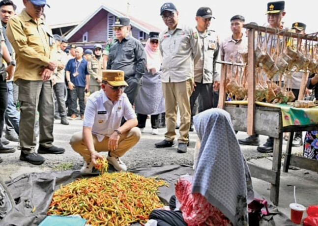 HUMAS UNTUK KALTENG POS KUNKER: Gubernur Kalteng H Agustiar Sabran SIKom berkesempatan melakukan kunjungan kerja ke Pasar Keramat dan Pelabuhan Mentaya Sampit, Kabupaten Kotawaringin Timur belum lama ini.