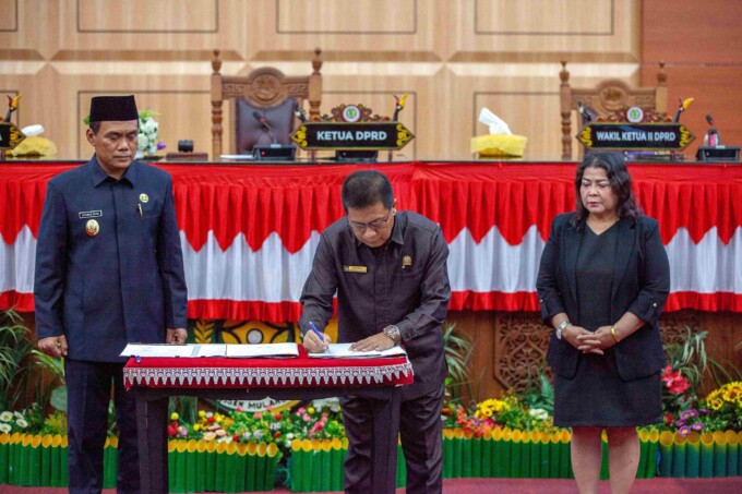 SEPAKAT : Ketua DPRD Kota Palangka Raya, Subandi saat menandatangani nota kesepakatan empat Raperda, di Gedung Paripurna DPRD Kota Palangka Raya, beberapa waktu lalu. ARIEF PRATAMA/KALTENG POS