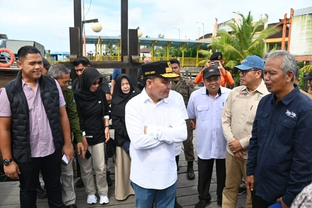 MENINJAU: Gubernur Kalteng, H Agustiar Sabran saat melakukan peninjauan terhadap infrastruktur Pelabuhan Tanjung Puting Kumai, Kabupaten Kotawaringin Barat, Jumat (4/4/2025) DISKOMINFO KALTENG